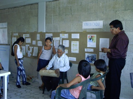profe Octavio en su salón.jpg
