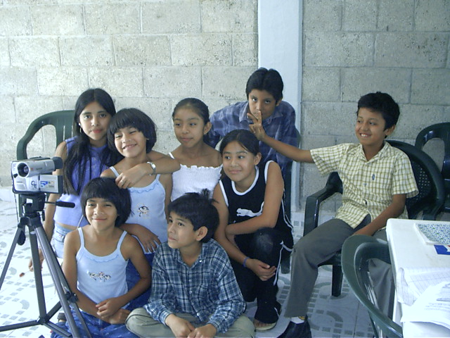 viendo la videocámara.jpg